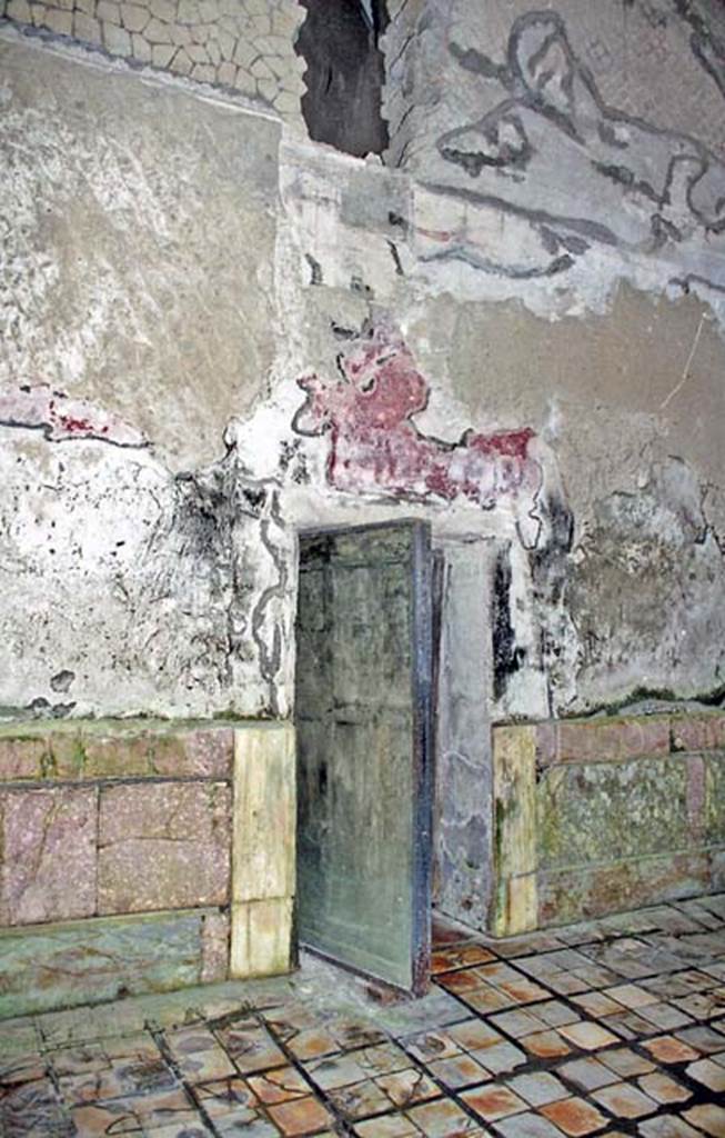 Suburban Baths, Herculaneum. October 2001.
Doorway in south wall with preserved door leading from frigidarium towards tepidarium, and two caldaria.
Photo courtesy of Peter Woods.